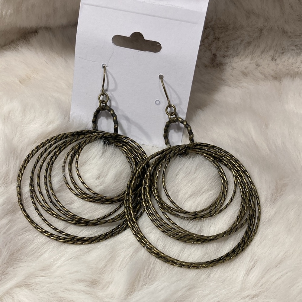 Elegant Gold Hoop Earrings - Picture 4 of 6